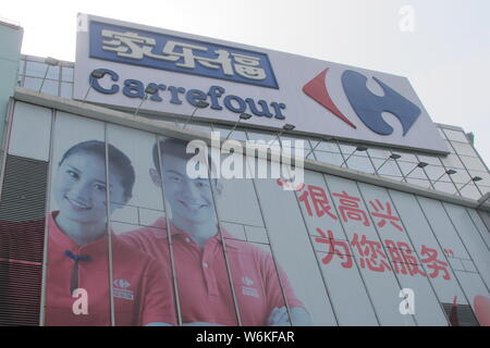 ---- Blick auf einen Supermarkt der Carrefour in Shanghai, China, 26. September 2017. Der französische Einzelhändler Carrefour SA hat eine potenzielle Investitionen angekündigt Stockfoto