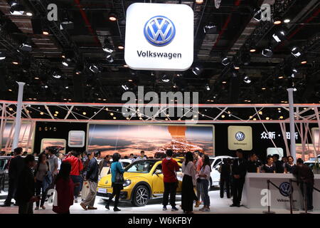 ---- Leute besuchen Sie den Stand von Volkswagen Shanghai während des 17. Internationalen Automobil- Ausstellung, die auch als Auto Shanghai 2017 bekannt, Stockfoto