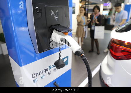 ---- Ein Elektrofahrzeug (EV) wird während der 2017 International Consumer Electronics Show (CES Asien Asien 2017) in Shanghai, China, 7 aufgeladen Stockfoto