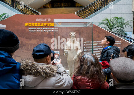 Besucher Blick auf die Statue des Kore ist auf Anzeige während der Ausstellung "Schätze aus der Akropolis Museum" im Shanghai Museum in Shanghai, Ch Stockfoto