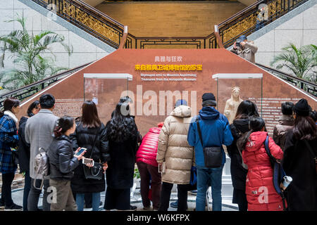 Besucher Blick auf die Statue des Kore ist auf Anzeige während der Ausstellung "Schätze aus der Akropolis Museum" im Shanghai Museum in Shanghai, Ch Stockfoto