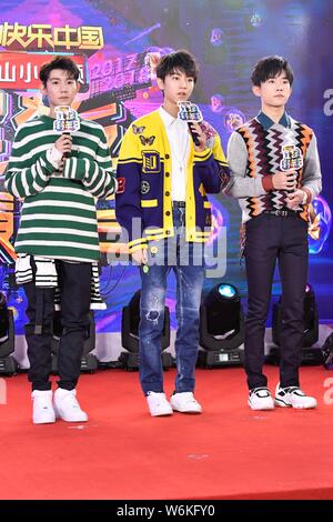 (Von links) Roy Wang oder Wang Yuan, Wang Karry oder Wang Junkai und Jackson Yee oder Yi Yangqianxi der Chinesischen boy group TFBoys Pose auf einer Pressekonferenz Stockfoto