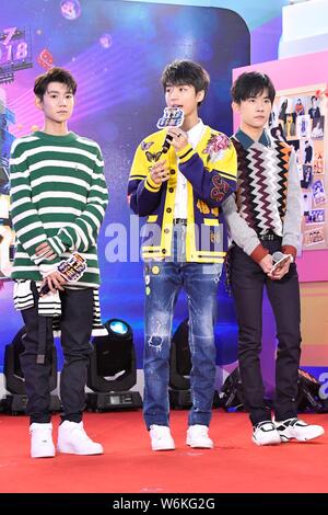 (Von links) Roy Wang oder Wang Yuan, Wang Karry oder Wang Junkai und Jackson Yee oder Yi Yangqianxi der Chinesischen boy group TFBoys Pose auf einer Pressekonferenz Stockfoto