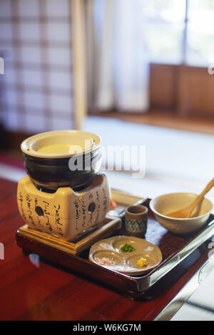 Blick auf traditionelle japanische Küche serviert japanische Kulturelle Erbe Ochiairo Murakami in Izu, Japan, 3. Februar 2017. Registriert als tangibl Stockfoto