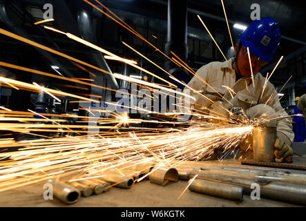 Die chinesischen Arbeiter die Arbeit dem Xianyang High Tech Industrial Development Zone für CEC ¤ Xianyang 8.6 - Generation LCD-Panel Production Line Projekt in Xiany Stockfoto