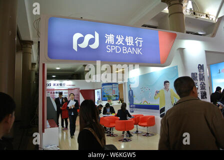 ---- Leute besuchen Sie den Stand der SPD-Bank (Shanghai Pudong Development Bank) während einer Expo in Peking, China, 29. Oktober 2015. Eine neue Runde in Chin Stockfoto