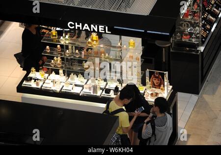 ------ Chinesische Kunden Online-Shop für Kosmetik und Hautpflege Produkte auf einen Zähler von Chanel am Kaufhaus Galeries Lafayette während der 2016' Stockfoto