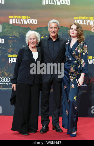 Berlin, Deutschland. 01 Aug, 2019. Gedeon Burkhard mit Tochter Gioia (r) und Mutter Elisabeth von Molo kommen, um die Premiere des Films 'Once upon a time in Hollywood" mit dem Cinestar am Potsdamer Platz. Die Hollywood Produktion startet am 15.08.2019 in die deutschen Kinos. Foto: Jens Kalaene/dpa-Zentralbild/dpa/Alamy leben Nachrichten Stockfoto