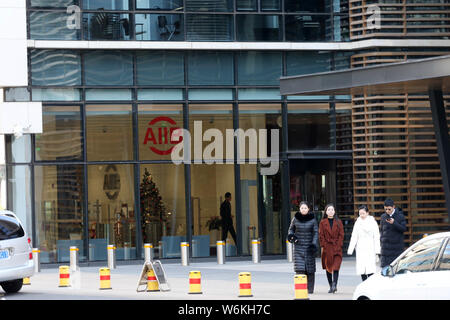 ---- Fußgänger vorbei an den Hauptsitz der Asiatischen Infrastruktur Investitionsbank (AIIB) in Peking, China, 11. Dezember 2017. Die China-Bac Stockfoto