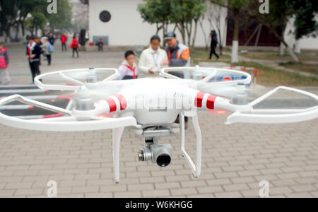 Ein chinesisches Mädchen betreibt ein Unmanned Aerial Vehicle (UAV), oder Drohne, in Suzhou, Provinz Jiangsu, China, 18. Januar 2018. Chinesische Zivilgesellschaft av Stockfoto