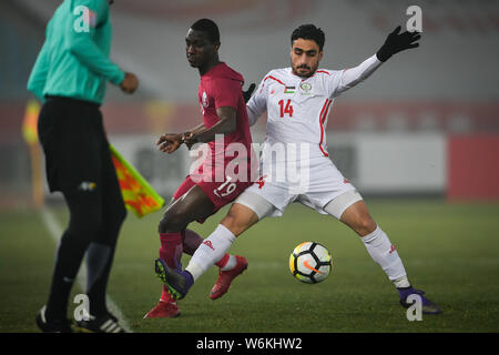 Zainelabdeen almoez Ali Abdulla von Katar, Links, Herausforderungen Abdallah Idrees von Palästina in den Viertelfinalegleichen während der 2018 AFC U-23 Championshi Stockfoto