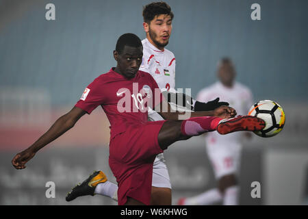 Zainelabdeen almoez Ali Abdulla von Katar kickt den Ball einen Pass gegen Palästina in der viertelfinalegleiches zu Während die 2018 AFC U-23 Championsh machen Stockfoto