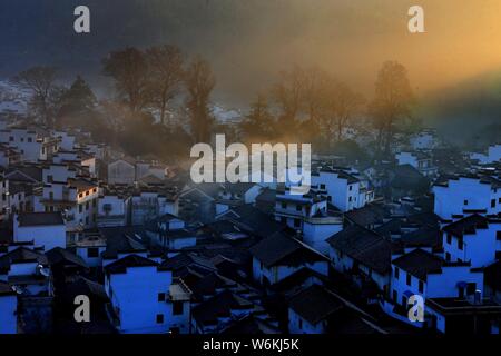 Winterlandschaft von alten Häusern mit Mau Tou Wand (Pferdekopf an der Wand) mit Rauch von Küche, Schornsteine in Wuyuan County, Stadt Shangrao, East China Ji Stockfoto