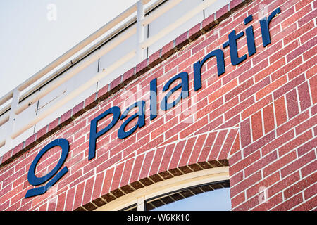 Juli 26, 2019 in Palo Alto/CA/USA - palantir Logo an ihrem Hauptsitz im Silicon Valley angezeigt; Palantir Technologien ist eine private Amerikanische software unternehmen Stockfoto
