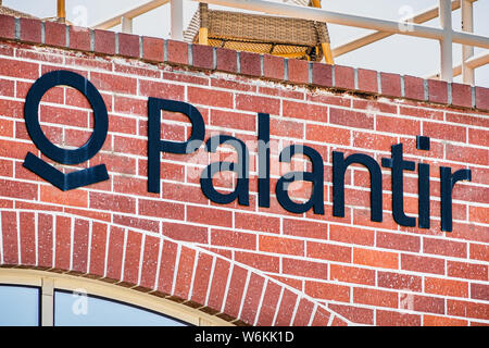 Juli 26, 2019 in Palo Alto/CA/USA - palantir Logo an ihrem Hauptsitz im Silicon Valley angezeigt; Palantir Technologien ist eine private Amerikanische software unternehmen Stockfoto
