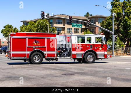 Juli 26, 2019 in Palo Alto/CA/USA - San Mateo Feuerwehr Fahrzeug durch die Stadt reisen; San Francisco Bay Area. Stockfoto