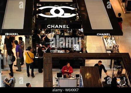 ------ Chinesische Kunden Online-Shop für Kosmetik und Hautpflege Produkte auf einen Zähler von Chanel am Kaufhaus Galeries Lafayette während der 2016' Stockfoto