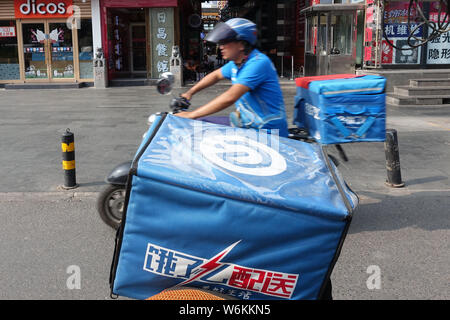 ---- Eine deliveryman der chinesischen Essen Firma Elé. Mich reitet in Peking, China, 21. August 2017. Die Einnahmen der Chinesischen Gastronomie ist e Stockfoto