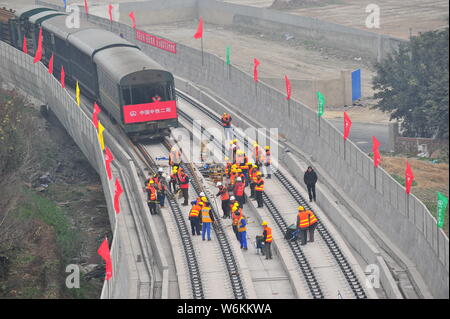 Luftbild der Baustelle des Chengdu-Pujiang Abschnitt für die sichuan-tibet Eisenbahn in Chengdu City, im Südwesten Chinas Provinz Sichuan, Stockfoto