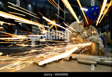 Die chinesischen Arbeiter die Arbeit dem Xianyang High Tech Industrial Development Zone für CEC ¤ Xianyang 8.6 - Generation LCD-Panel Production Line Projekt in Xiany Stockfoto