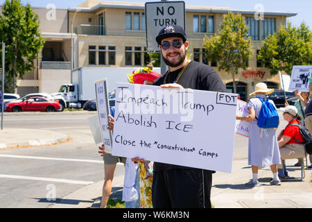 Juli 26, 2019 in Palo Alto/CA/USA - Demonstrant hält ein Schild mit den Meldungen "Trump anzuklagen', 'Abschaffung ICE" und "Schließen Sie das Konzentrationslager' Stockfoto