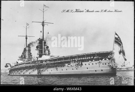 S.M.S. Kaiser Parade vor S.M. dem Kaiser. Das deutsche Schlachtschiff Kaiser Parade für Kaiser Wilhelm II. in Kiel, Deutschland, ca. 1911-14., Ca. 1919-ca. 1919; Allgemeine Hinweise: Verwenden Sie Krieg und Konflikt Nummer 485 bei der Bestellung eine Reproduktion oder Anforderung von Informationen zu diesem Bild. Stockfoto