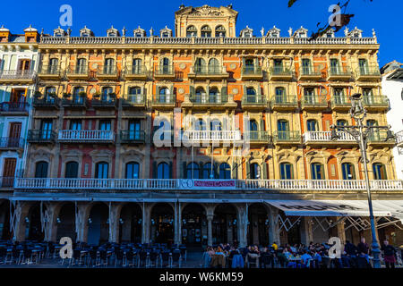 Ein typisches Gebäude in Pamplona Hauptplatz "Plaza del Castillo. Im Erdgeschoss befindet sich das Café Iruna, einer historischen Coffee Shop Stockfoto