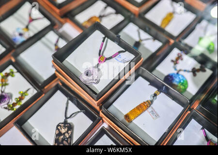 --FILE -- Die Liuli Kunstwerke, alte Art der Chinesischen Glas, sind im Studio chinesische Liuli Handwerk master Xing Lanxiang in Peking, China, Stockfoto