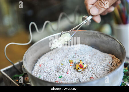 ----, Der Sohn des Chinesische Liuli Handwerk master Xing Lanxiang macht einen Liuli Artwork, eine Uralte Art der chinesischen Glas, in ihrem Studio in Peking, Ch Stockfoto