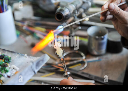 ----, Der Sohn des Chinesische Liuli Handwerk master Xing Lanxiang macht einen Liuli Artwork, eine Uralte Art der chinesischen Glas, in ihrem Studio in Peking, Ch Stockfoto