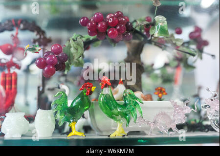 ---- A Liuli Artwork, eine Uralte Art der chinesischen Glas, ist im Studio chinesische Liuli Handwerk master Xing Lanxiang in Peking, China, Stockfoto