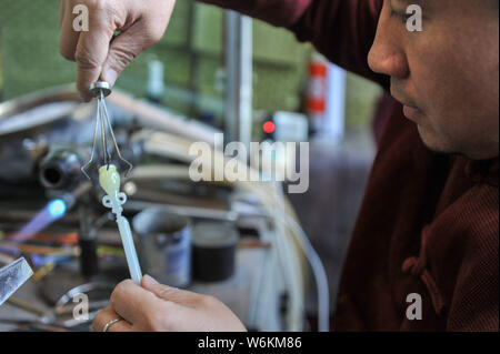 ----, Der Sohn des Chinesische Liuli Handwerk master Xing Lanxiang macht einen Liuli Artwork, eine Uralte Art der chinesischen Glas, in ihrem Studio in Peking, Ch Stockfoto