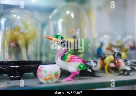 ---- A Liuli Artwork, eine Uralte Art der chinesischen Glas, ist im Studio chinesische Liuli Handwerk master Xing Lanxiang in Peking, China, Stockfoto