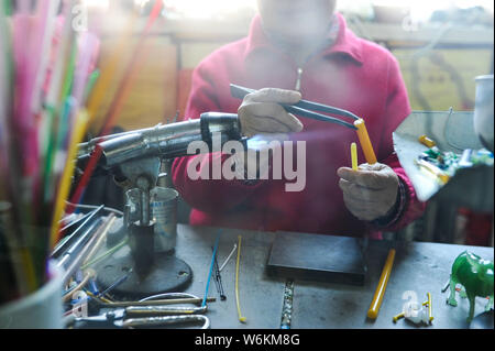 ------ Chinesische Liuli Handwerk master Xing Lanxiang macht einen Liuli Artwork, eine Uralte Art der chinesischen Glas, in ihrem Studio in Peking, China, 22. Dez. Stockfoto