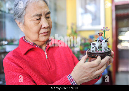 ------ Chinesische Liuli Handwerk master Xing Lanxiang zeigt eine Liuli Artwork, eine Uralte Art der chinesischen Glas, in ihrem Studio in Peking, China, 22. Dez. Stockfoto