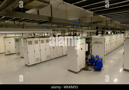 Die chinesischen Arbeiter die Arbeit dem Xianyang High Tech Industrial Development Zone für CEC ¤ Xianyang 8.6 - Generation LCD-Panel Production Line Projekt in Xiany Stockfoto