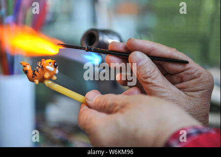 ------ Chinesische Liuli Handwerk master Xing Lanxiang macht einen Liuli Artwork, eine Uralte Art der chinesischen Glas, in ihrem Studio in Peking, China, 22. Dez. Stockfoto