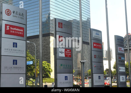 ---- Blick auf Tafeln von chinesischen und ausländischen Banken, Unternehmen und anderen Finanzinstituten in der Lujiazui Finanzviertel in Pudong, Shan Stockfoto