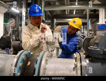 Die chinesischen Arbeiter die Arbeit dem Xianyang High Tech Industrial Development Zone für CEC ¤ Xianyang 8.6 - Generation LCD-Panel Production Line Projekt in Xiany Stockfoto