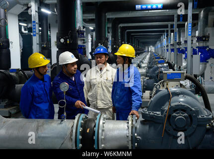 Die chinesischen Arbeiter die Arbeit dem Xianyang High Tech Industrial Development Zone für CEC ¤ Xianyang 8.6 - Generation LCD-Panel Production Line Projekt in Xiany Stockfoto