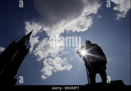 Düsseldorf, Deutschland. 01 Aug, 2019. In Düsseldorf, die Sonne scheint durch die Bismack Denkmal auf den Martin-Luther-Platz. Auf der linken Seite der Turm der Johanneskirche. Foto: Martin Gerten/dpa/Alamy leben Nachrichten Stockfoto