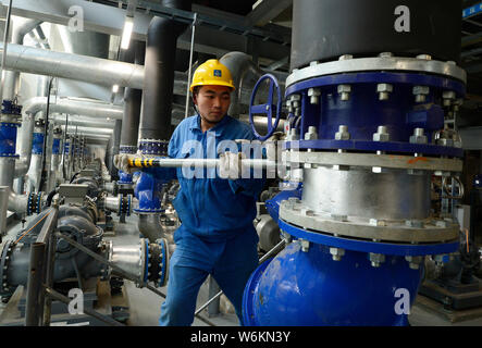 Die chinesischen Arbeiter die Arbeit dem Xianyang High Tech Industrial Development Zone für CEC ¤ Xianyang 8.6 - Generation LCD-Panel Production Line Projekt in Xiany Stockfoto