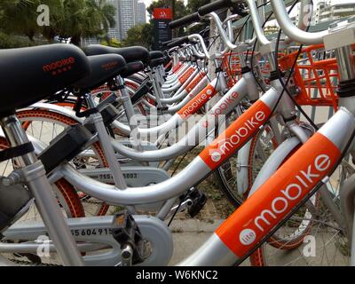 ------ Fahrräder Fahrrad - Ausleihe Mobike sind in einen Parkplatz auf der Straße in Shenzhen Stadt gesehen, die südchinesische Provinz Guangdong, 27. Februar 2. Stockfoto