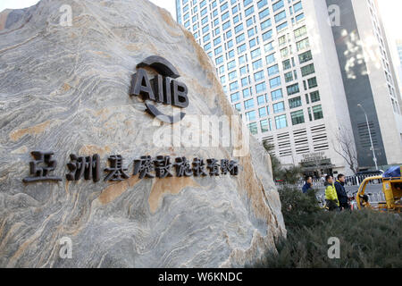 ---- Fußgänger vorbei an den Hauptsitz der Asiatischen Infrastruktur Investitionsbank (AIIB) in Peking, China, 11. Dezember 2017. Die China-ba Stockfoto