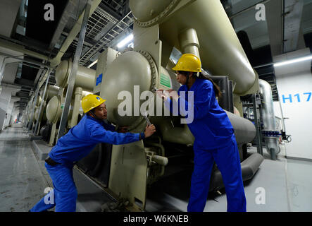 Die chinesischen Arbeiter die Arbeit dem Xianyang High Tech Industrial Development Zone für CEC ¤ Xianyang 8.6 - Generation LCD-Panel Production Line Projekt in Xiany Stockfoto