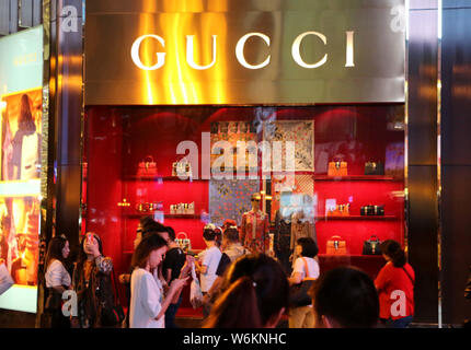 ------ Kunden Online-Shop für Handtaschen ein Fashion Boutique von Gucci in Chongqing, China, 2. Oktober 2017. Die inlandsverkäufe von Gucci Handtaschen zu Chanel cosm Stockfoto