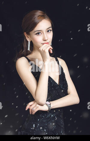 Hong Kong Schauspielerin Angelababy stellt für Portrait Fotos bei einem exklusiven Interview von Imaginechina in Peking, China, 17. Dezember 2017. Stockfoto