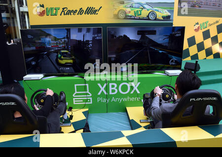 ---- Besucher Spielen elektronischer Spiele auf der Microsoft Xbox Konsolen während einer Ausstellung in Hongkong, China, 3. November 2017. Microsoft Stockfoto