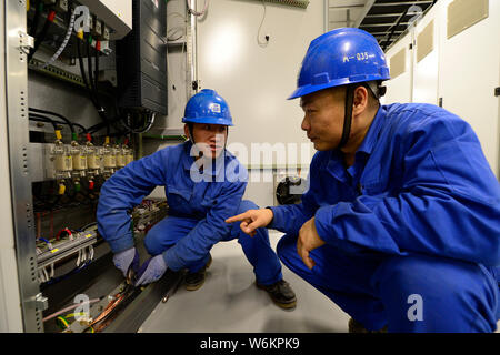 Die chinesischen Arbeiter die Arbeit dem Xianyang High Tech Industrial Development Zone für CEC ¤ Xianyang 8.6 - Generation LCD-Panel Production Line Projekt in Xiany Stockfoto