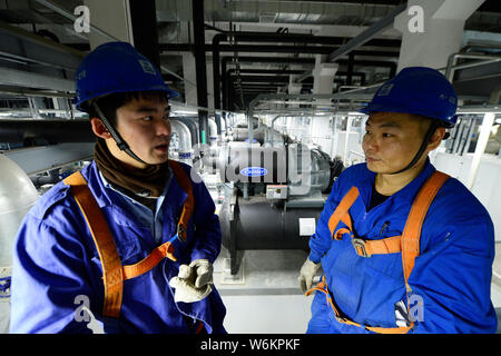 Die chinesischen Arbeiter die Arbeit dem Xianyang High Tech Industrial Development Zone für CEC ¤ Xianyang 8.6 - Generation LCD-Panel Production Line Projekt in Xiany Stockfoto